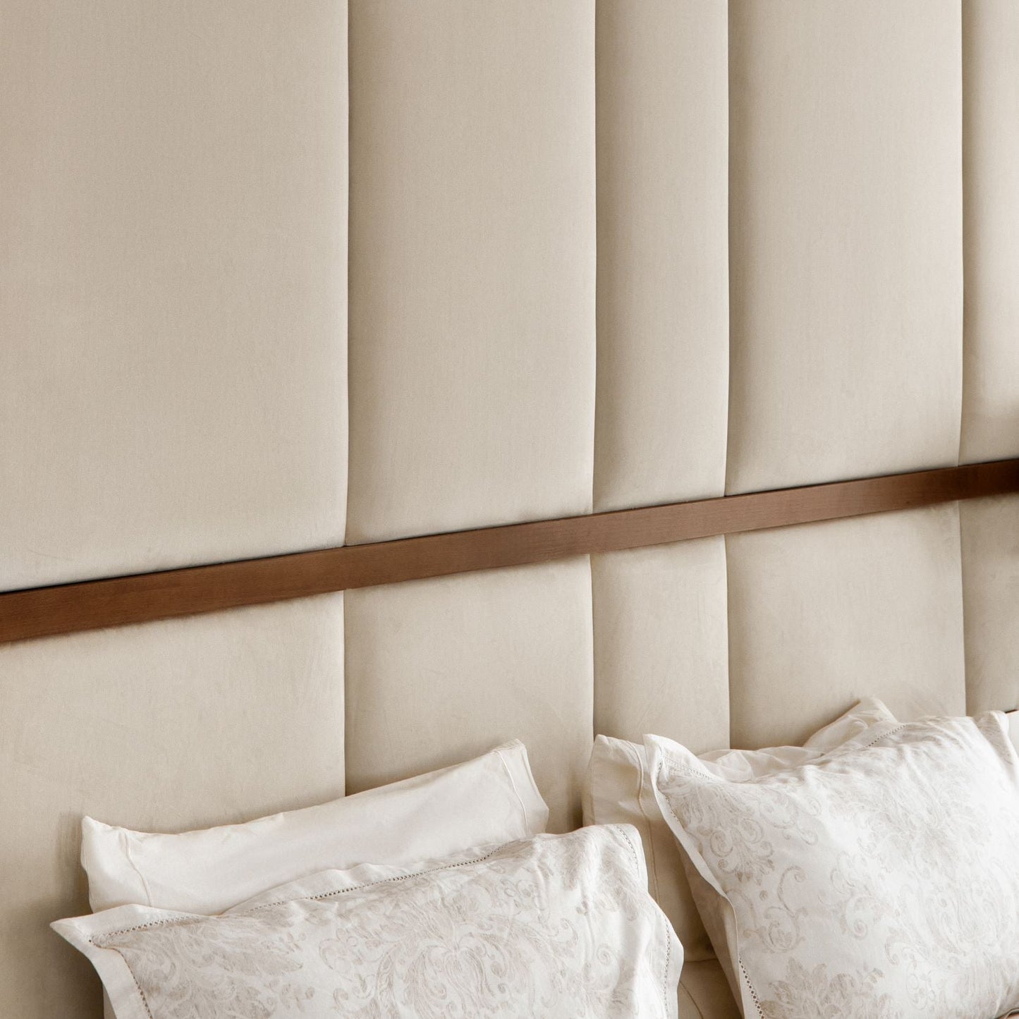 PALISADE BED WITH WALLMOUNTED HEADBOARD