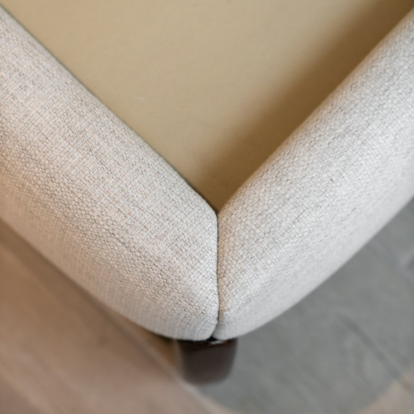 HORIZON ARC BED WITH CURVED LEGS