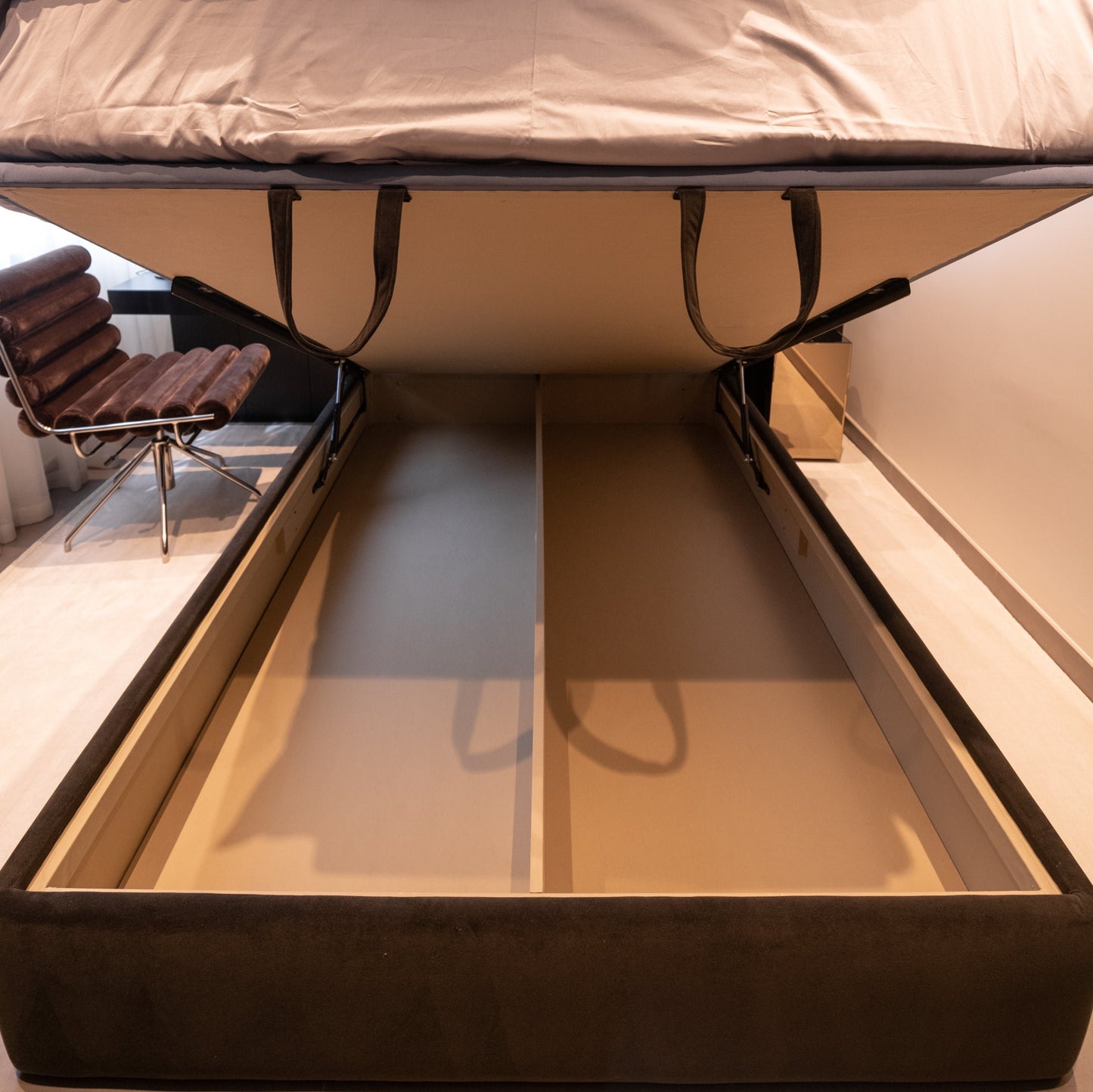 ECHELON BED WITH HYDRAULIC MECHANISM