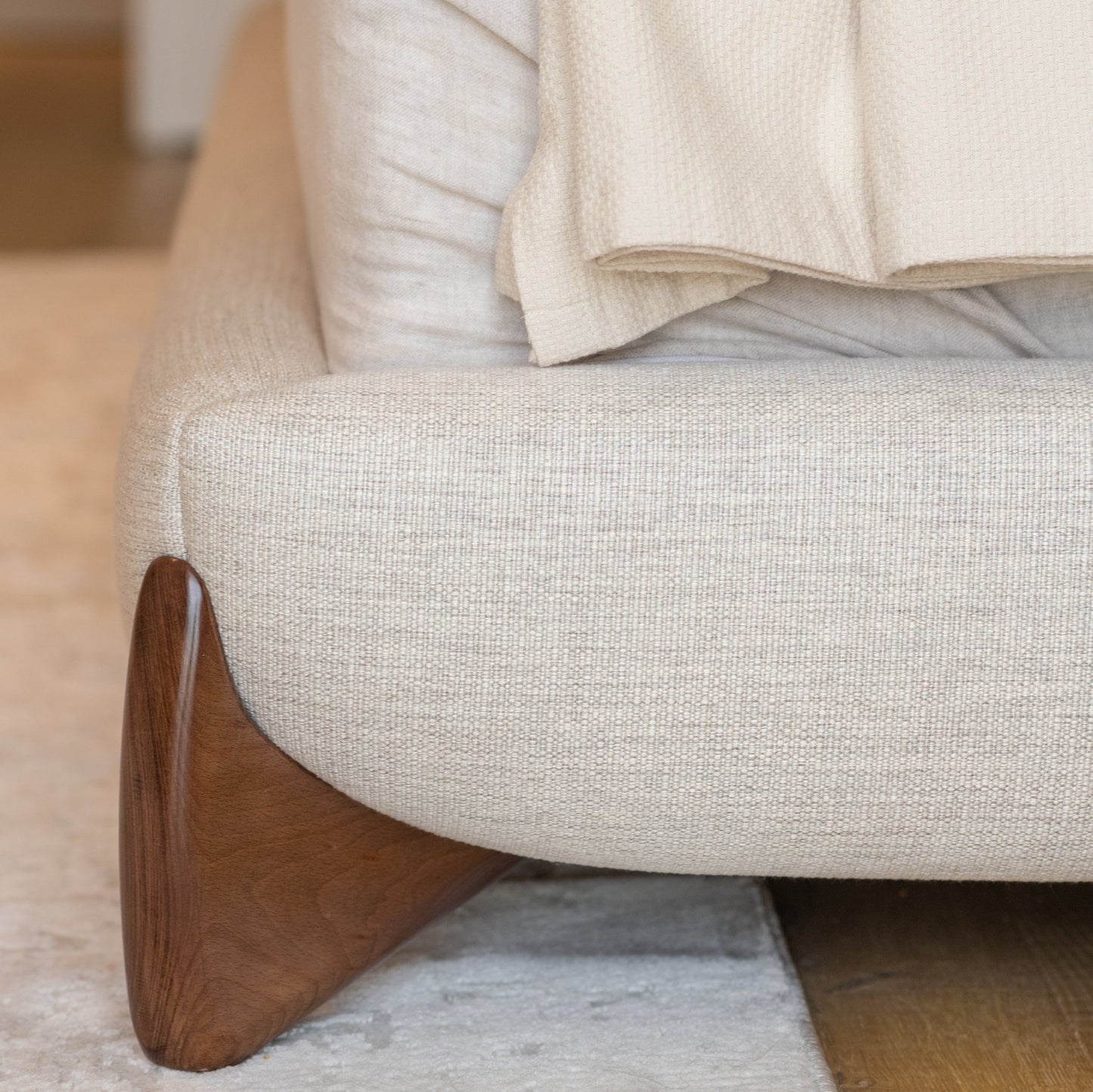 HORIZON ARC BED WITH CURVED LEGS