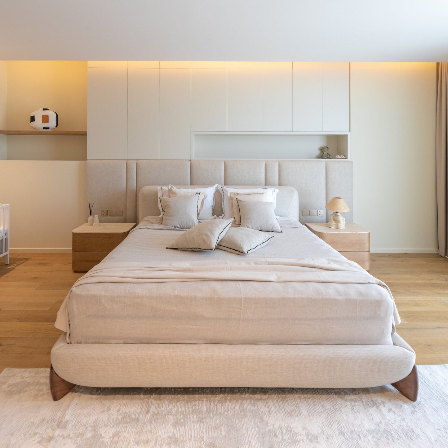 HORIZON ARC BED WITH CURVED LEGS