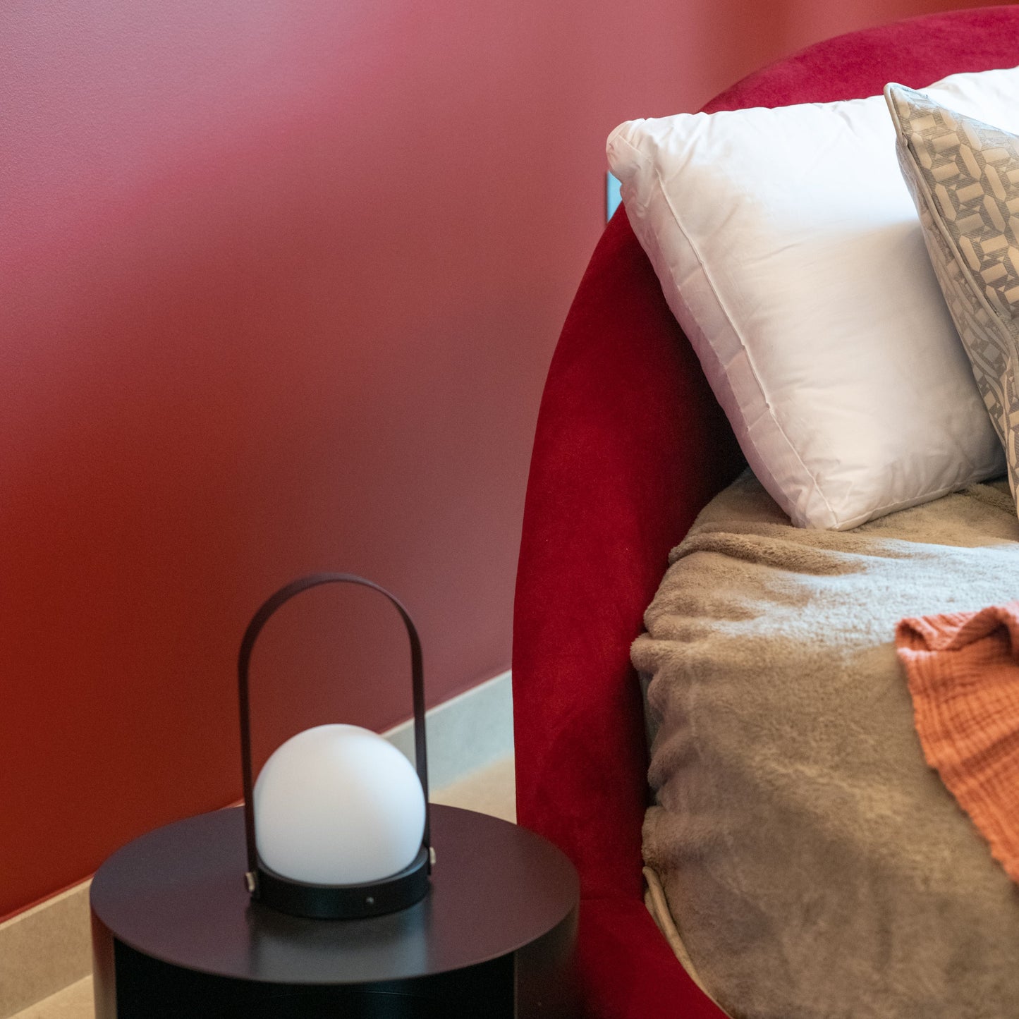 UMBER HALO ROUND BED